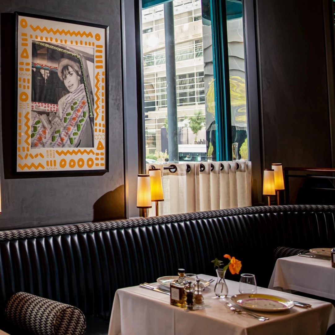 Cozy booth seating with art at Il Baretto, Riyadh.