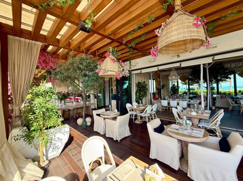 Elegant outdoor dining at Viva La Vida Doha, Lusail.