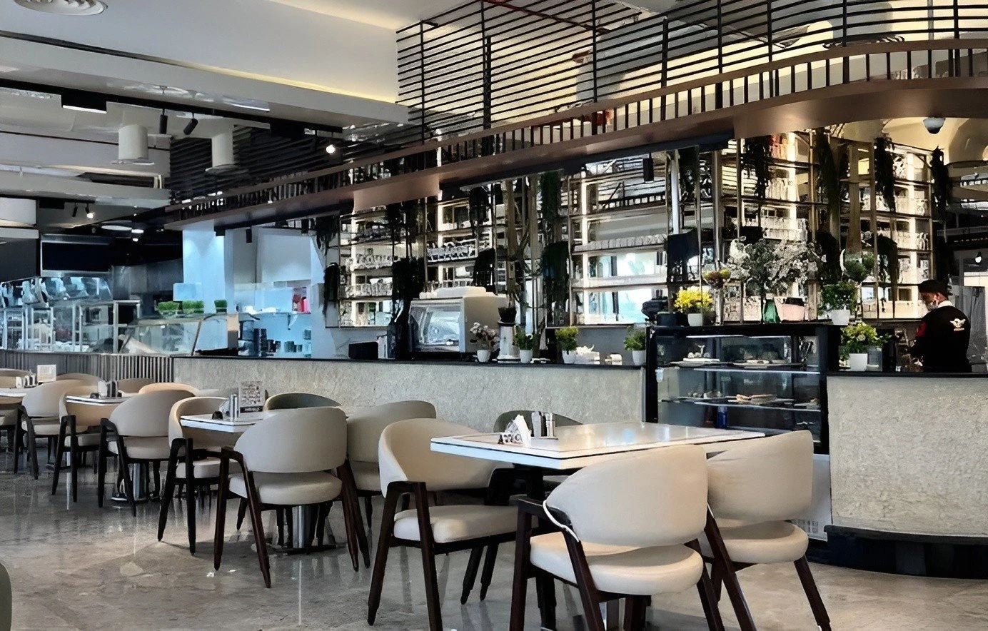 Modern interior of Grillo Restaurant Fanateer, Al Jubail, with elegant seating.