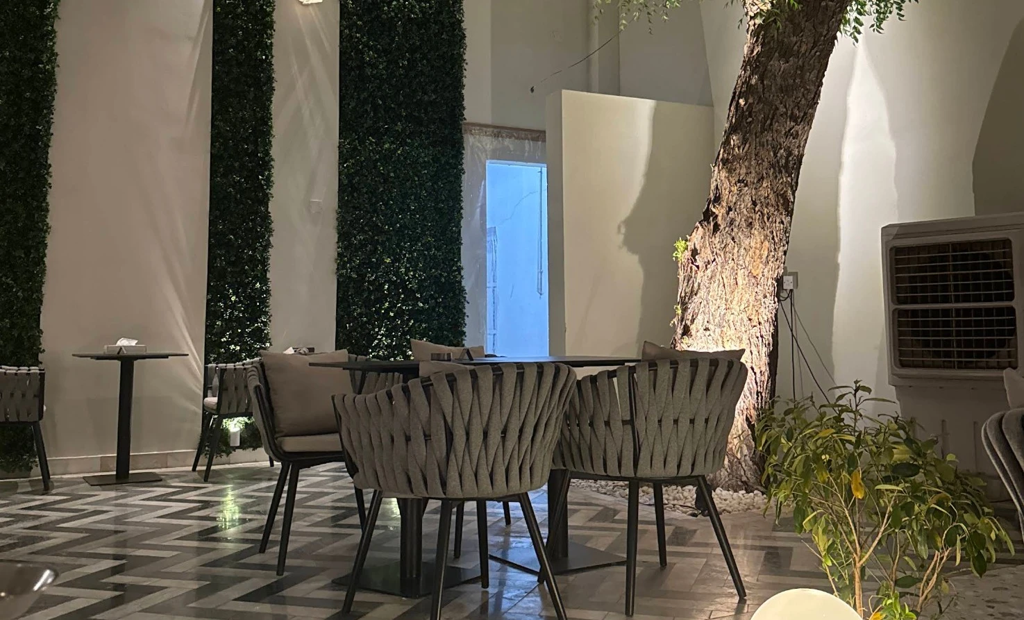 L'avenue Cafe