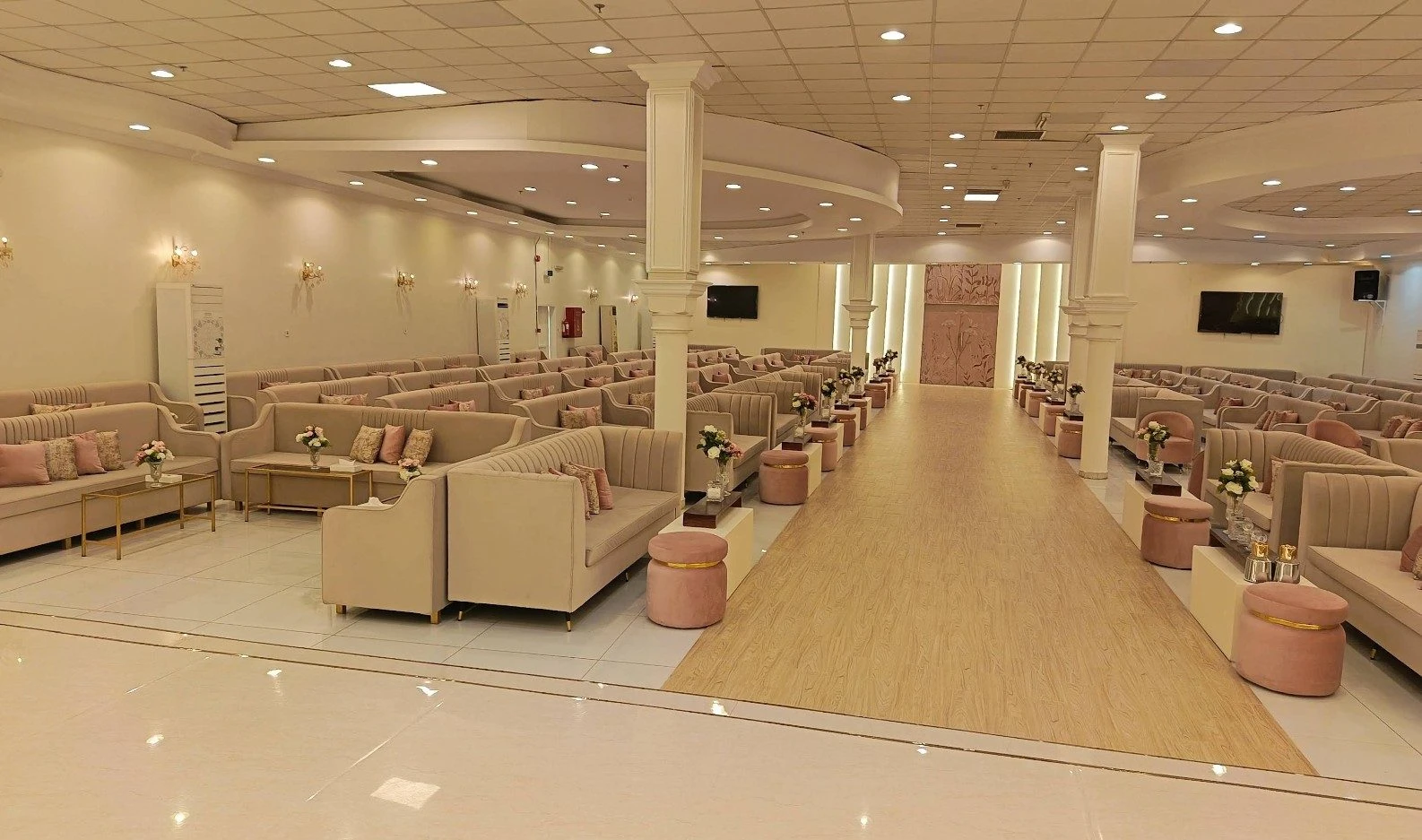 Crystal Hall Unaizah