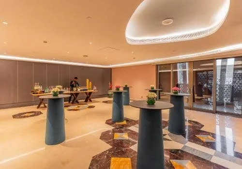 Elegant event space with round tables at Vivienda Riyadh Diplomatic Quarter, Riyadh, KSA.
