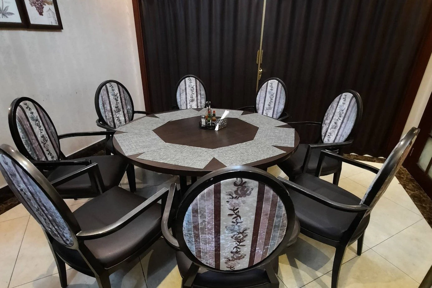 Seeneez Restaurant Mekkah
